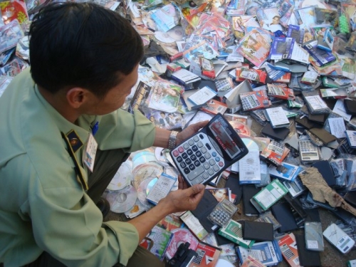 Hàng giả vẫn... nóng Hàng giả vẫn... nóng