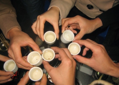 Cấm bán rượu trên mạng, có khả thi?