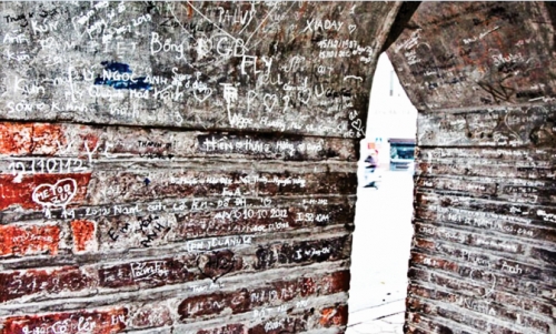 Nạn viết, vẽ lên di tích: Cần giáo dục ý thức từ ghế nhà trường