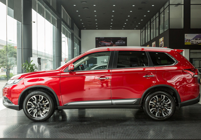 Mitsubishi Outlander tung khuyến mãi khủng mitsubishi outlander tung khuyen mai khung