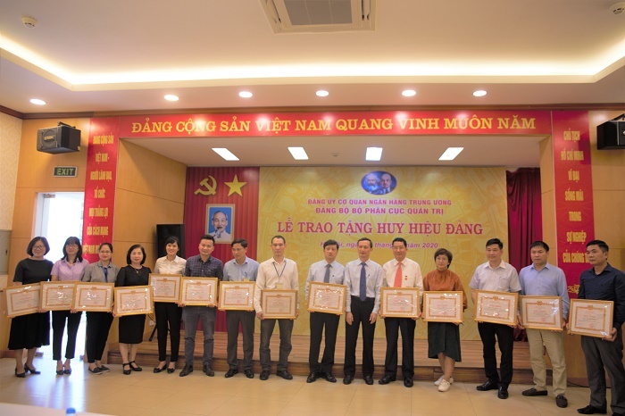 trao tang huy hieu 30 nam tuoi dang cho dang vien cuc quan tri nhnn viet nam