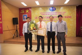 Trao tặng Huy hiệu 30 năm tuổi Đảng cho đảng viên Cục Quản trị NHNN Việt Nam
