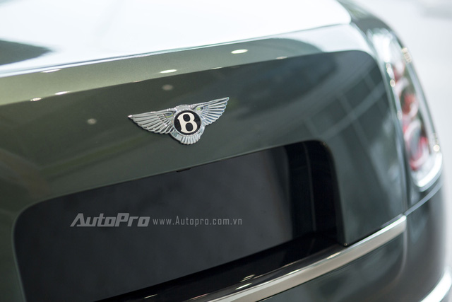 Logo Bentley đồng thời cũng là nút mở cốp phía sau xe.