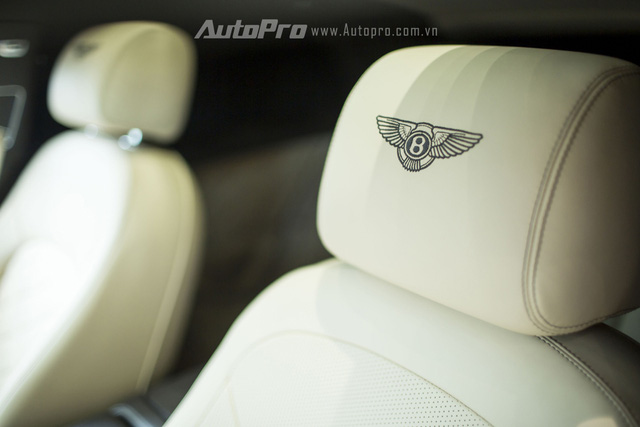 Bentley Mulsanne Speed sở hữu các ghế ngồi chần chỉ vân kim cương và thêu logo trên mỗi gối tựa đầu.