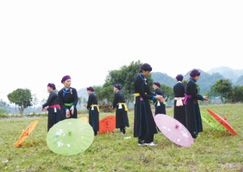 Người Sa Pa làm du lịch