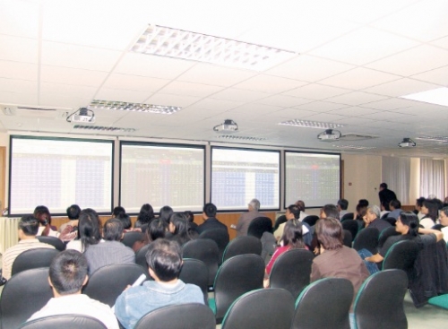 Năm 2017: Cơ hội và thách thức đan xen