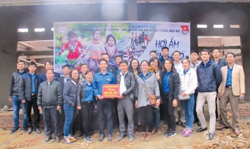 “Mùa” áo xanh lên núi