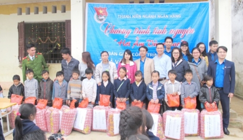 “Mùa” áo xanh lên núi