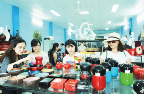 Quà lưu niệm du lịch: Thị trường còn bỏ ngỏ