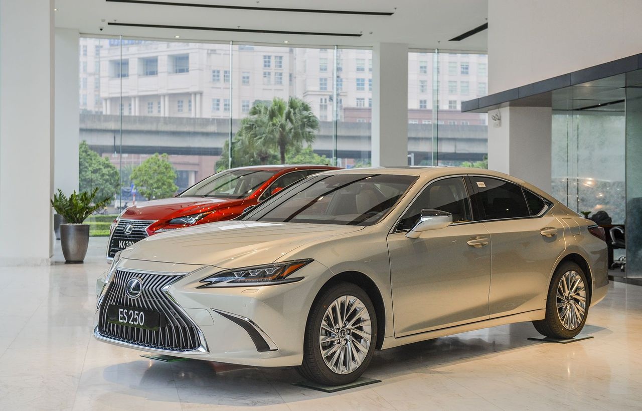 lexus es 2021 them goi an toan gia khong doi