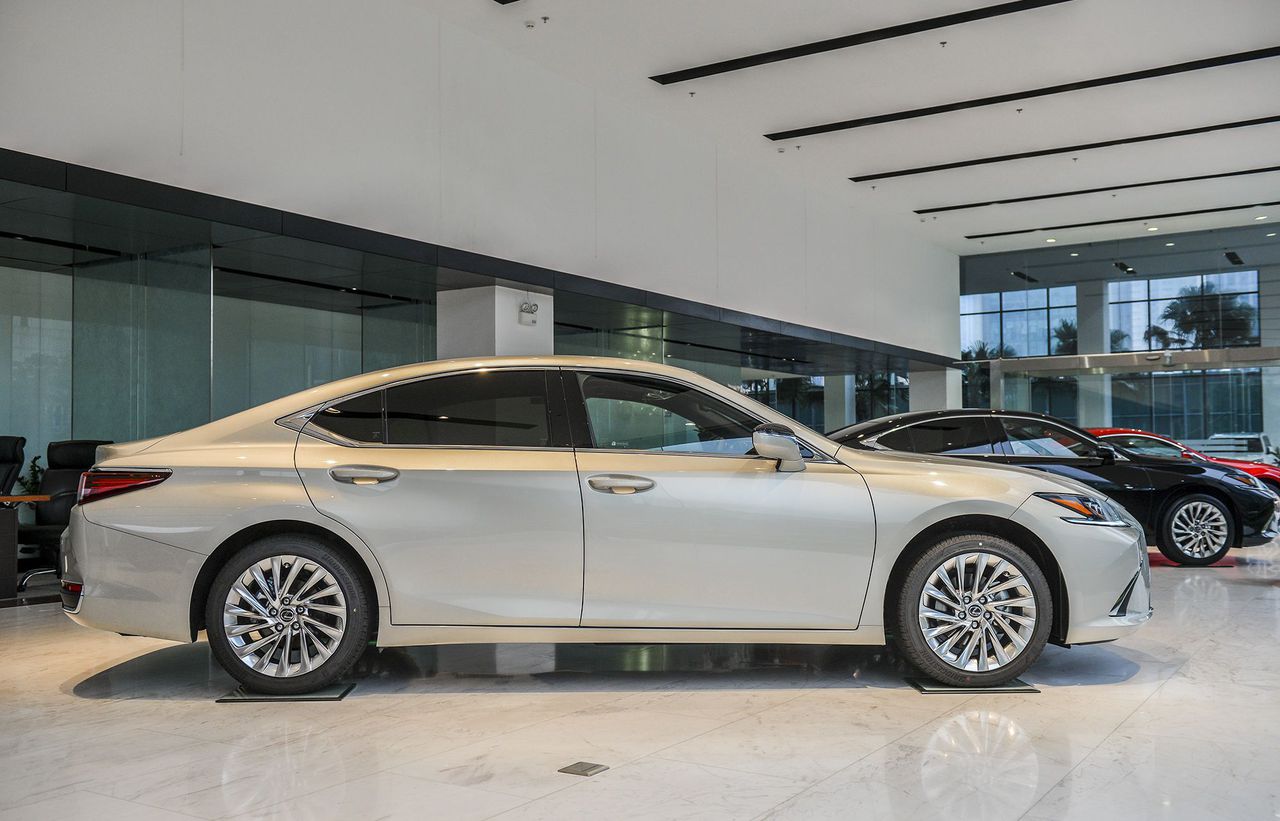 lexus es 2021 them goi an toan gia khong doi