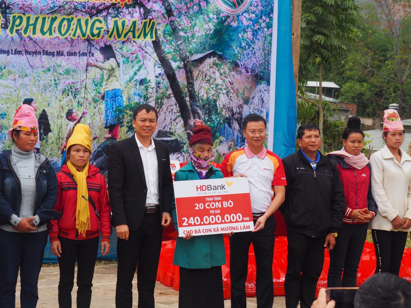 hdbank tang qua cho ba con mien nui tinh son la