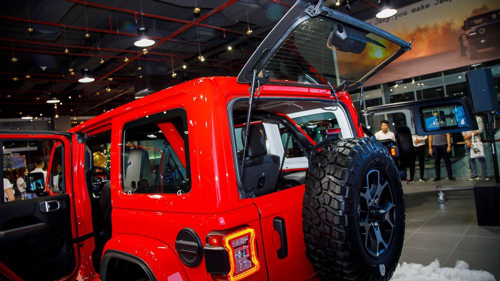 can canh jeep wrangler 2021 co gia tu 295 ty dong