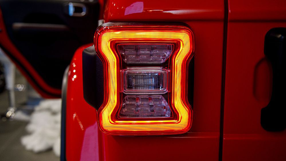 can canh jeep wrangler 2021 co gia tu 295 ty dong