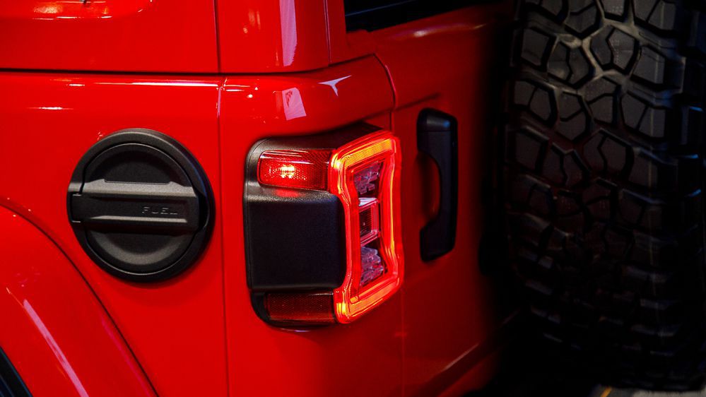 can canh jeep wrangler 2021 co gia tu 295 ty dong