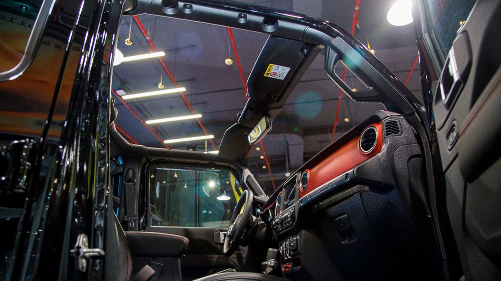 can canh jeep wrangler 2021 co gia tu 295 ty dong