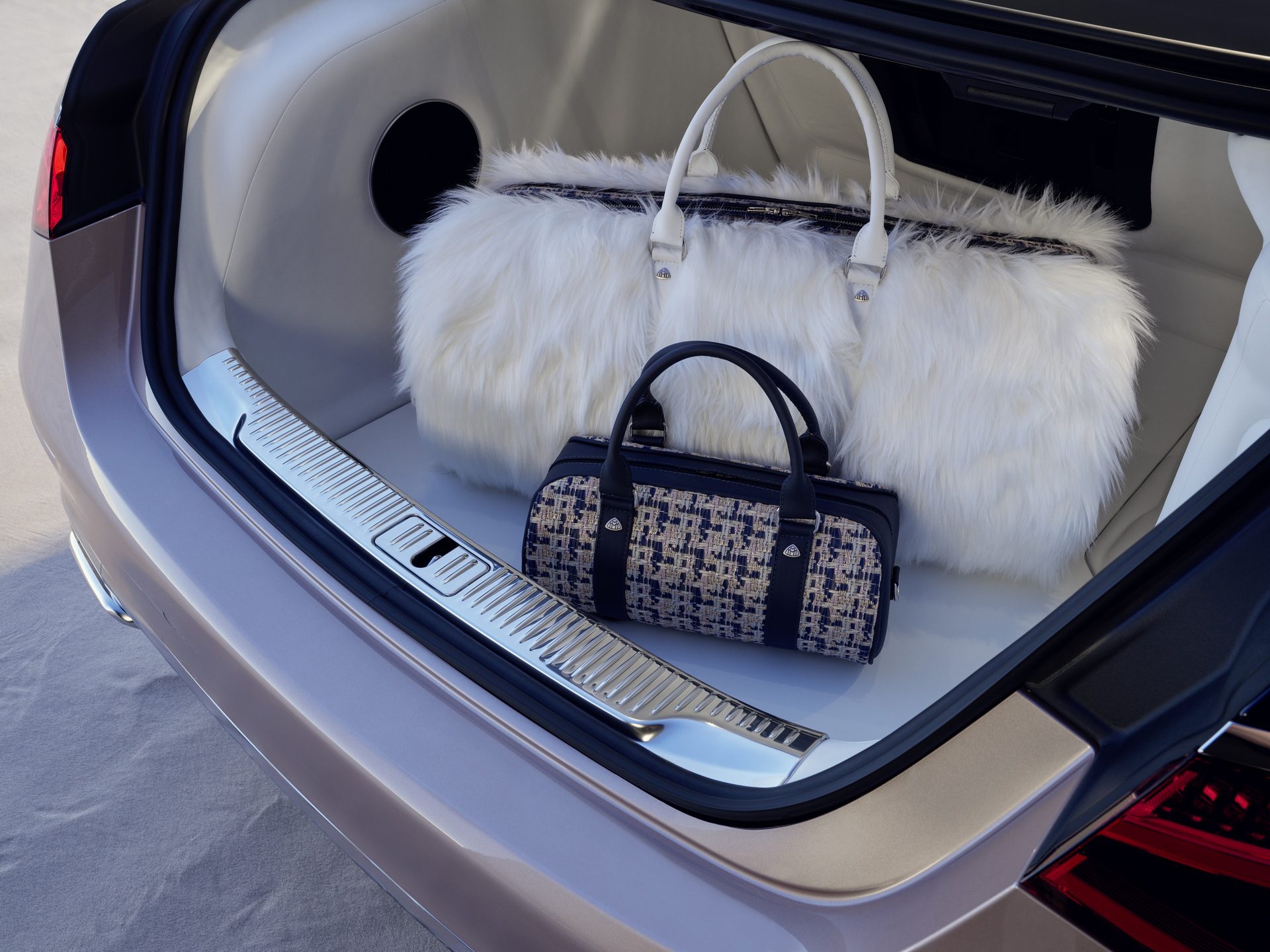 Xe siêu sang Mercedes-Maybach S680 Haute Voiture có gì?