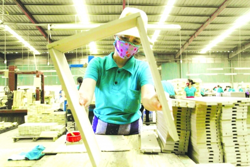 Giảm lãi suất gặp nhiều thách thức